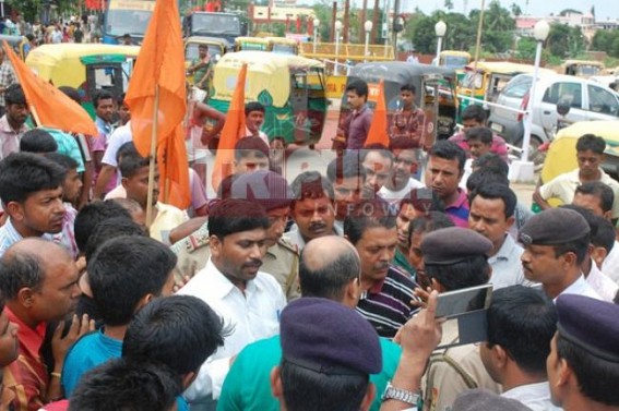 Auto drivers alleges harassment by the traffic police, staged road blockade, traffic movement turned paralysed for more than hour Auto drivers alleges harassment by the traffic police, staged road blockade, traffic movement turned paralysed for more than hour